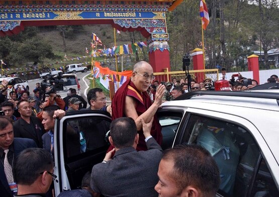 चीन की आंखों में क्यों चुभते हैं भारत में रह रहे बौद्ध गुरु दलाई लामा?