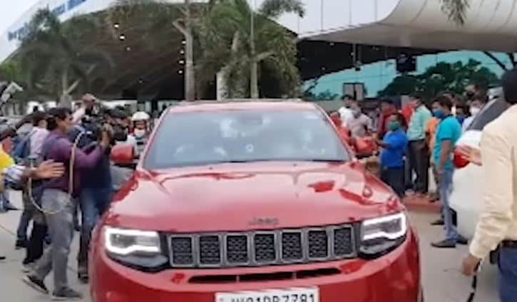 धोनी के बर्थडे पर रांची पहुंचे पंड्या ब्रदर्स, एयरपोर्ट पर दिखा ये अंदाज