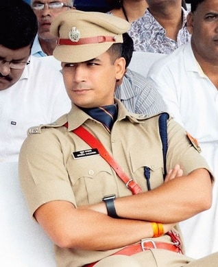 नौकरी छोड़ बना IPS, इस 'सिंघम' ने 57 डकैतों को पहुंचाया जेल