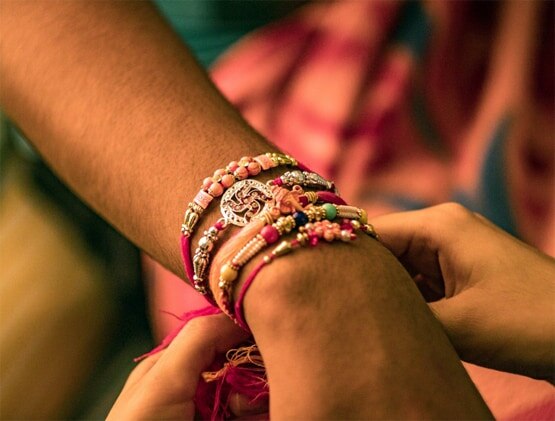 भूलकर भी अपने भाई को ना बांधें ऐसी राखी, मानी जाती है अशुभ