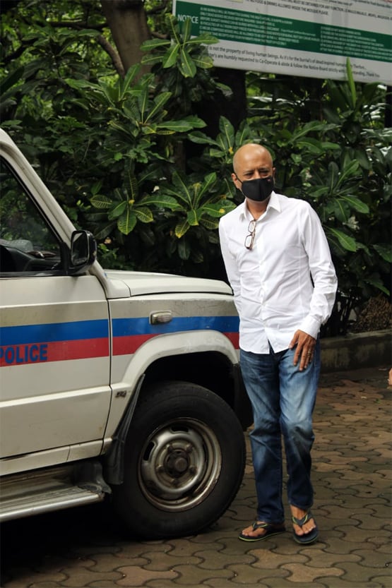 पिता जगदीप को अंतिम विदा देने पहुंचे जावेद जाफरी, संग दिखा परिवार