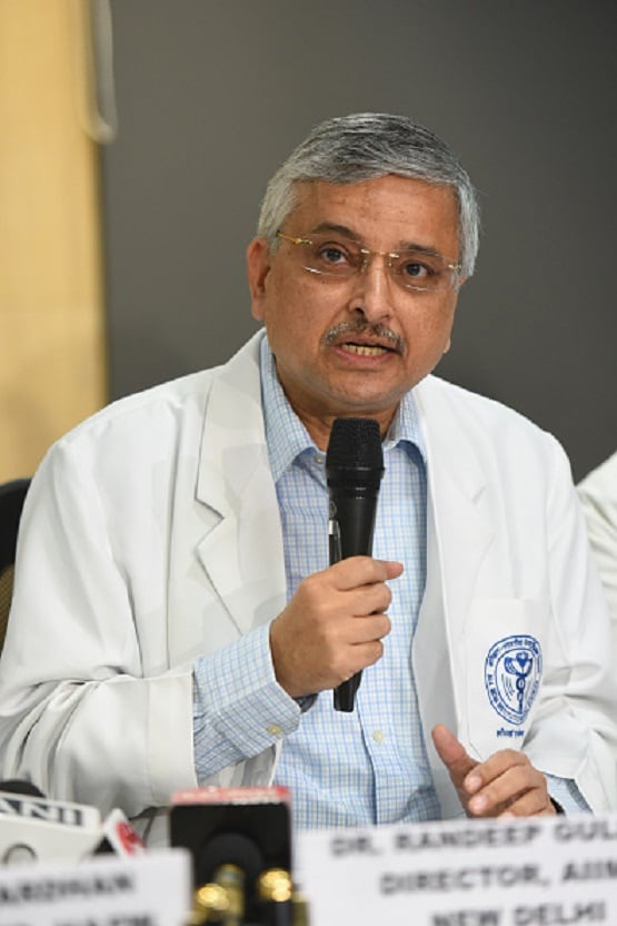 दिल्ली से दूर हो रहा कोरोना, AIIMS डायरेक्टर को ऐसा क्यों लग रहा?