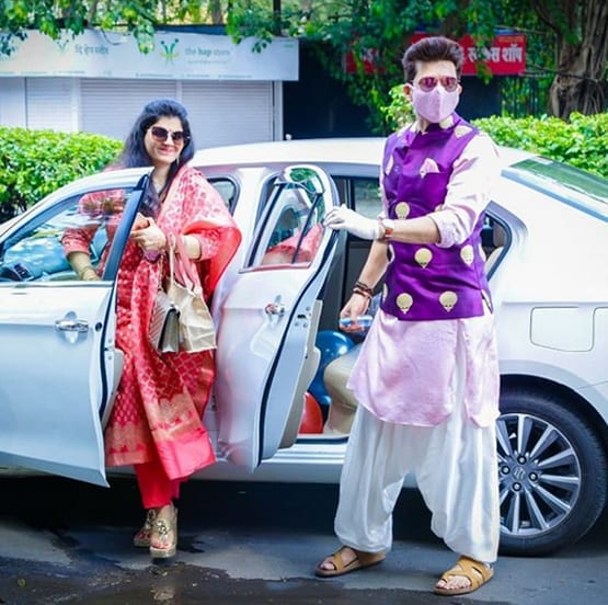 मुंह पर मास्क, हाथ में सैनिटाइजर-तलवार, कोरोना काल में यूं हुई मनीष की शादी