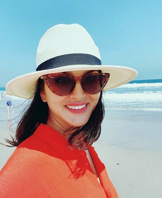 समंदर किनारे आउटिंग पर निकलीं सनी लियोनी, पति-बच्चों संग जमकर की मस्ती