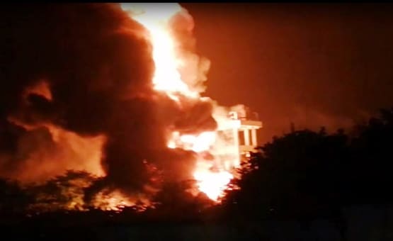 आंध्र के विजाग में केमिकल फैक्ट्री में भीषण आग, दूर तक सुने गए धमाके