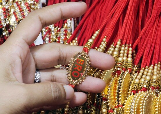 भूलकर भी अपने भाई को ना बांधें ऐसी राखी, मानी जाती है अशुभ