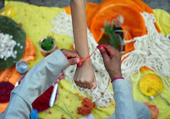 भूलकर भी अपने भाई को ना बांधें ऐसी राखी, मानी जाती है अशुभ