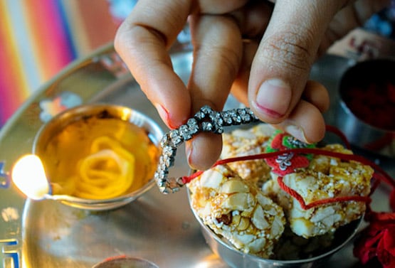 भूलकर भी अपने भाई को ना बांधें ऐसी राखी, मानी जाती है अशुभ