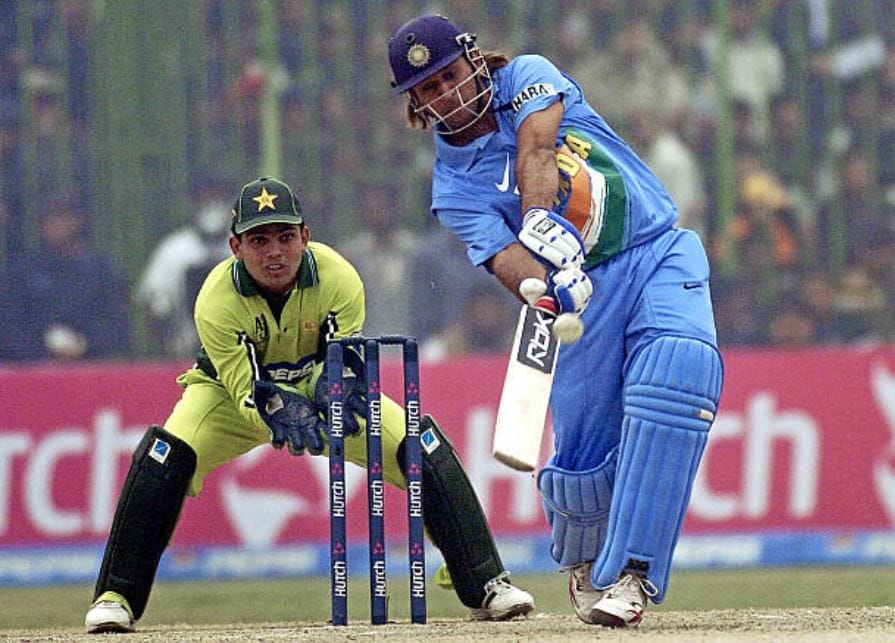 धोनी ने इस दोस्त से सीखा हेलिकॉप्टर शॉट, बदले में खिलाते थे गर्म समोसे