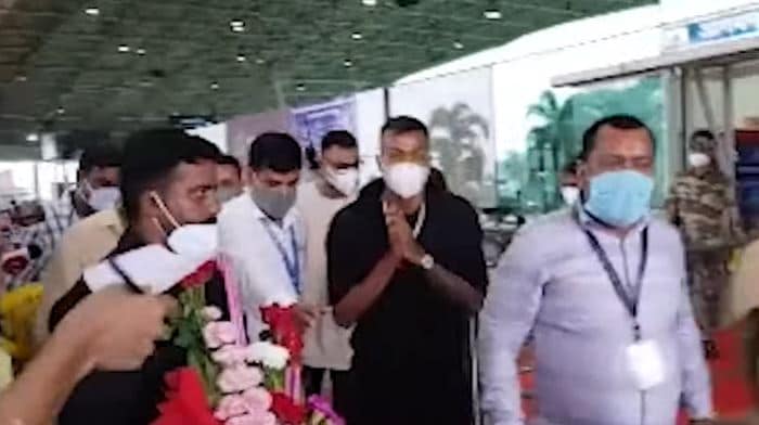 धोनी के बर्थडे पर रांची पहुंचे पंड्या ब्रदर्स, एयरपोर्ट पर दिखा ये अंदाज