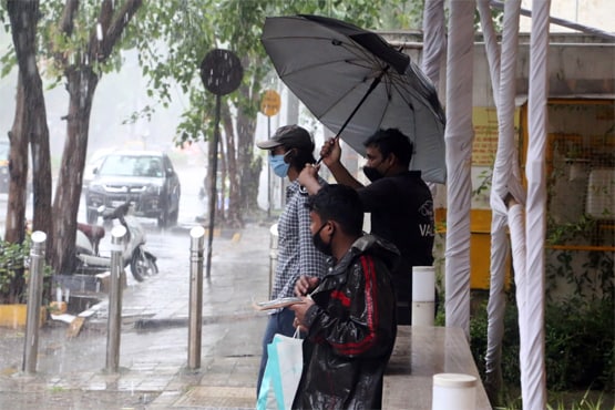 मुंबई की बारिश में गर्लफ्रेंड संग ग्रॉसरी शॉपिंग करने निकले अर्जुन रामपाल