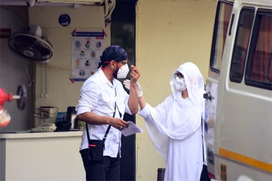 पिता जगदीप को अंतिम विदा देने पहुंचे जावेद जाफरी, संग दिखा परिवार