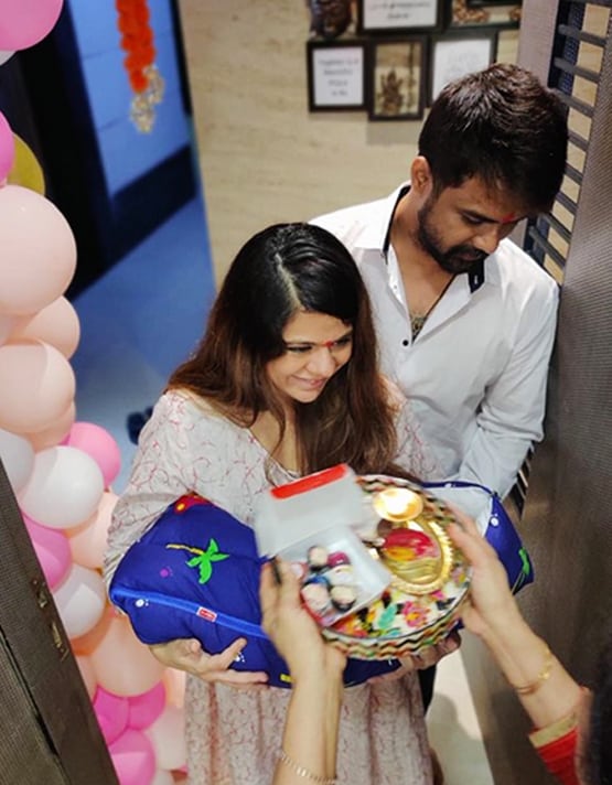 रुचा ने शेयर की बेटी की तस्वीरें, अस्पताल से घर लौटने पर हुआ जोरदार स्वागत