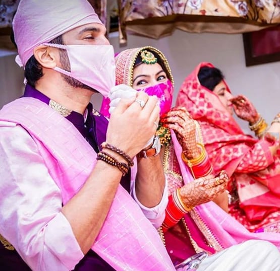 मुंह पर मास्क, हाथ में सैनिटाइजर-तलवार, कोरोना काल में यूं हुई मनीष की शादी