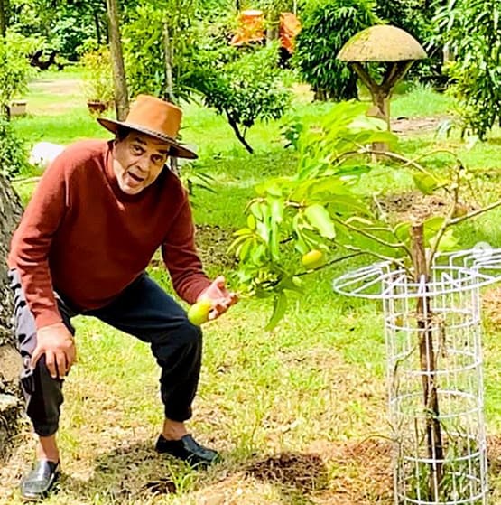 खेतों में किसानी कर रहे स्टार्स, किसी ने बोया धान, किसी ने उगाई मूली