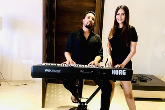 सड़क पर बांसुरी बजा रहा था शख्स, मीका सिंह ने घर बुलाकर बढ़ाया हौसला