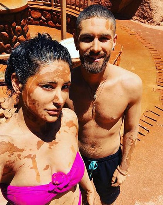 PHOTOS: मड बाथ लेती दिखीं नरगिस, लिखा- जिंदगी को डिटॉक्स करें