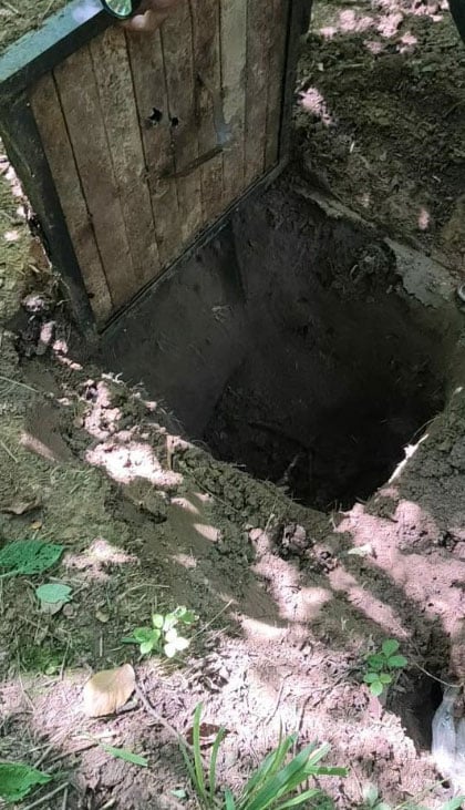 शोपियां: बंकर में रहते थे आतंकी, सर्च में मिला गोला-बारूद का जखीरा