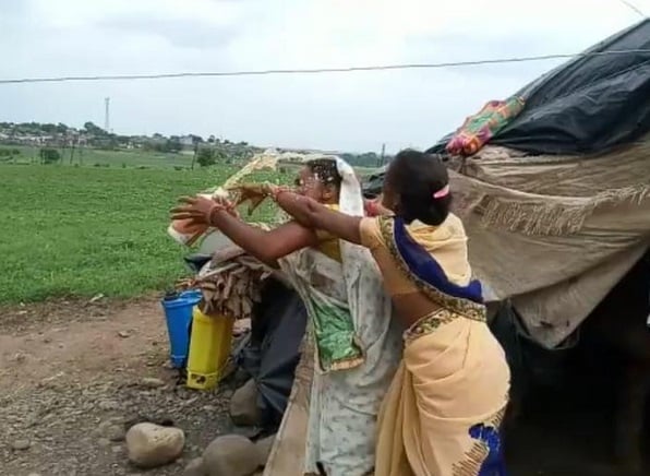 MP: अतिक्रमण हटाने गई पुलिस से किसानों की झड़प, दंपति ने पिया जहर