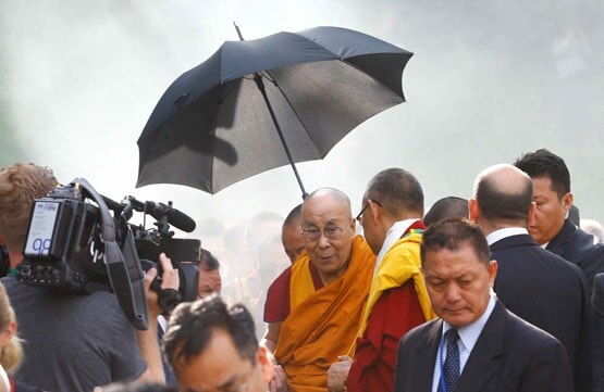 चीन की आंखों में क्यों चुभते हैं भारत में रह रहे बौद्ध गुरु दलाई लामा?