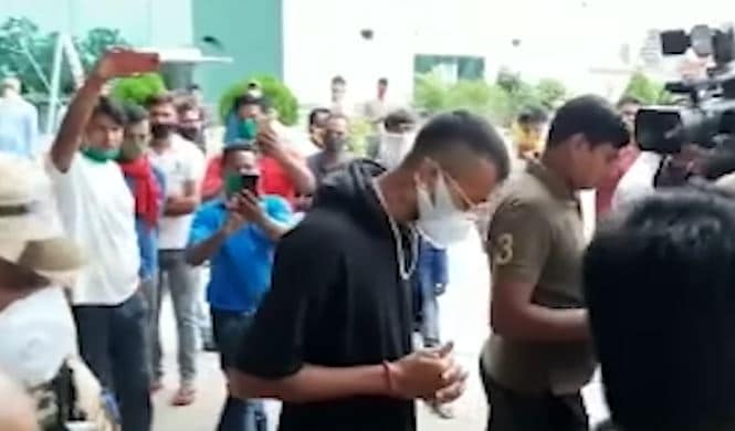 धोनी के बर्थडे पर रांची पहुंचे पंड्या ब्रदर्स, एयरपोर्ट पर दिखा ये अंदाज