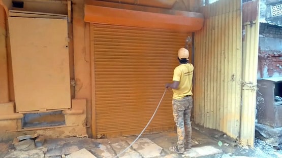 यूपी: मंत्री ने अपने मोहल्ले को भगवा में रंगवाया, विरोध करने वालों की पिटाई