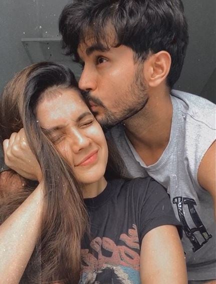 वाइफ के साथ हसीन पल बिता रहा ये क्रिकेटर, ऐसे किया बर्थडे विश