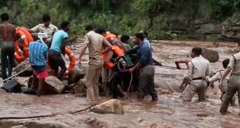 छिंदवाड़ा में सेल्फी का शौक पड़ा भारी, नदी में फंसी दो लड़कियां