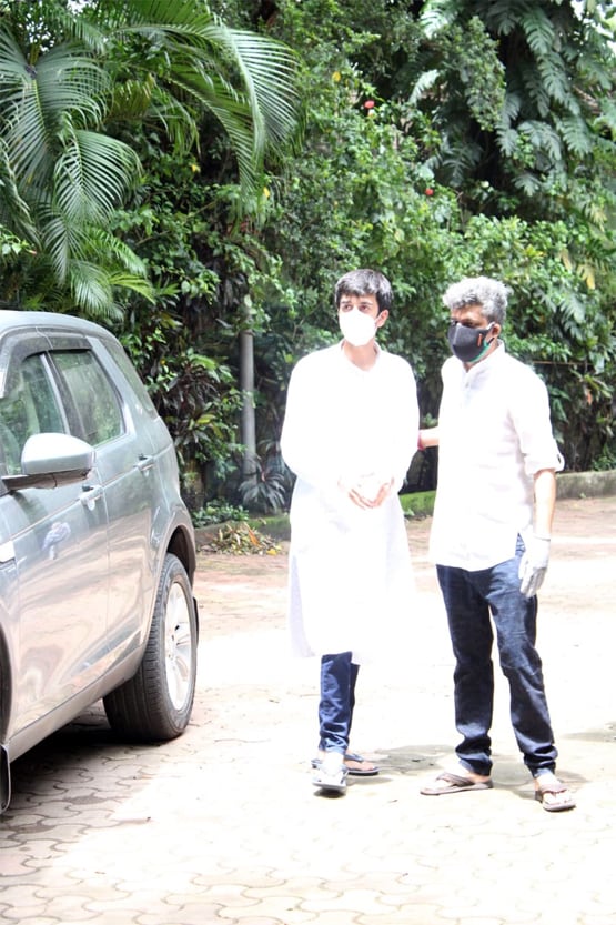 पिता जगदीप को अंतिम विदा देने पहुंचे जावेद जाफरी, संग दिखा परिवार