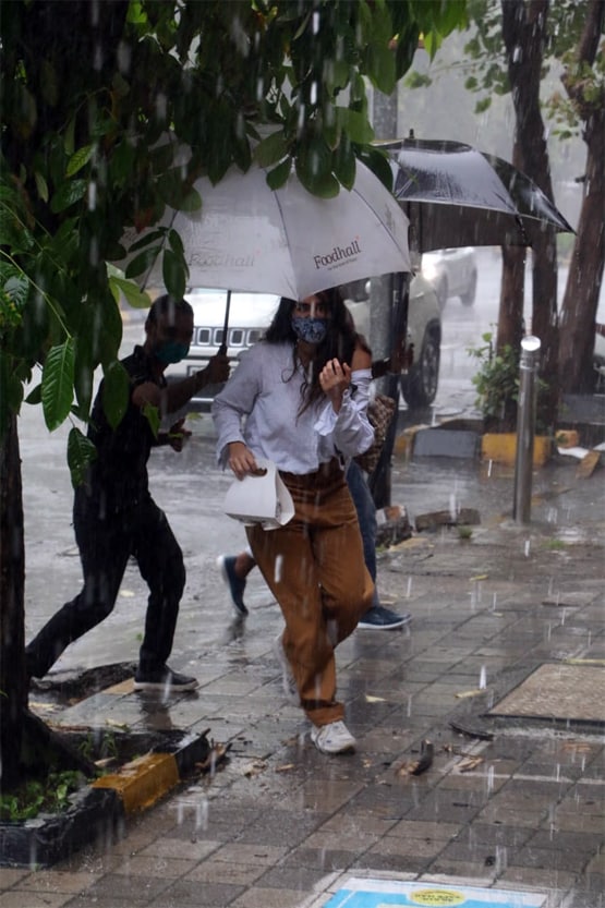 मुंबई की बारिश में गर्लफ्रेंड संग ग्रॉसरी शॉपिंग करने निकले अर्जुन रामपाल