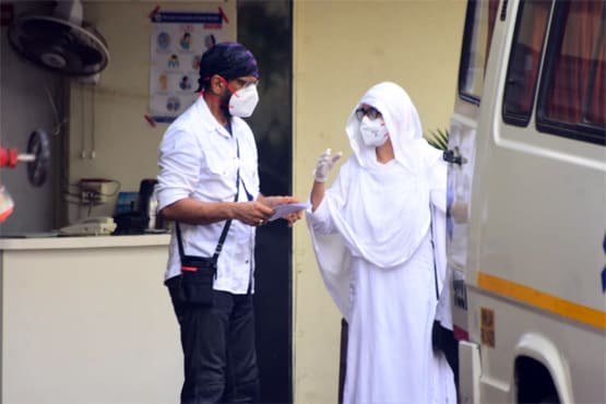 पिता जगदीप को अंतिम विदा देने पहुंचे जावेद जाफरी, संग दिखा परिवार