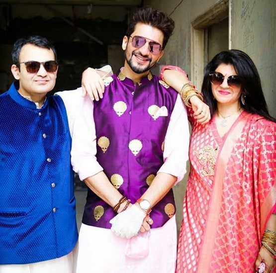 मुंह पर मास्क, हाथ में सैनिटाइजर-तलवार, कोरोना काल में यूं हुई मनीष की शादी