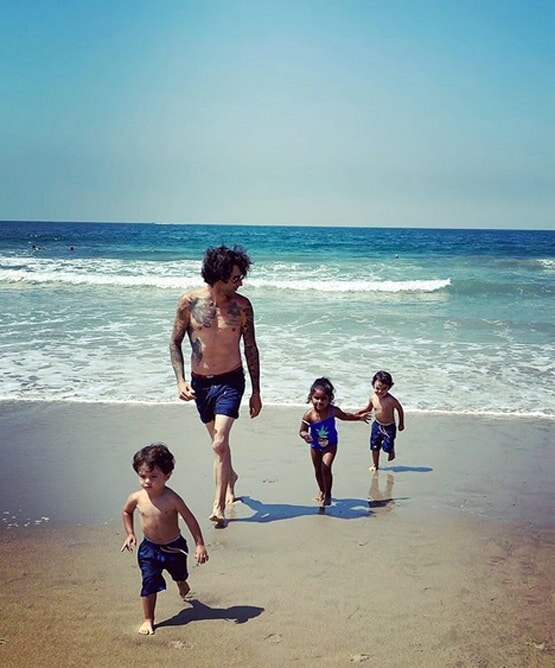 समंदर किनारे आउटिंग पर निकलीं सनी लियोनी, पति-बच्चों संग जमकर की मस्ती