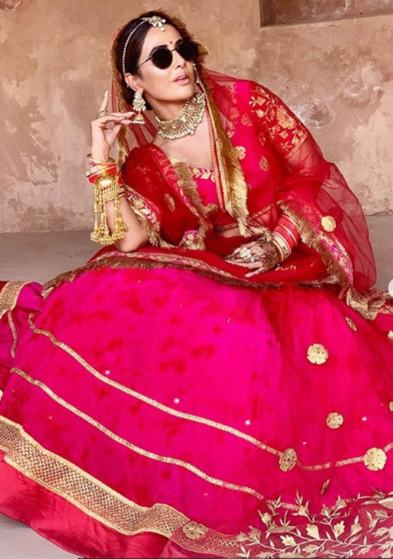 लाल जोड़े पर काला चश्मा, ब्राइडल गेटअप में छाया हिना खान का स्वैग