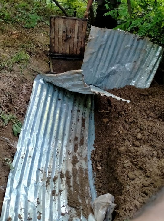 शोपियां: बंकर में रहते थे आतंकी, सर्च में मिला गोला-बारूद का जखीरा