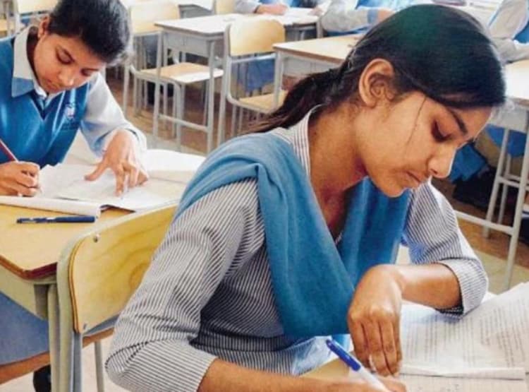 कोरोना संकट में फीस की टेंशन, ट्रेंड हो रहा है #FeesKamKarona