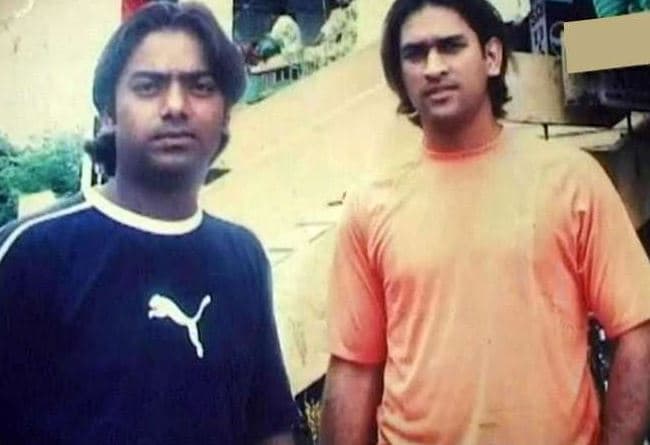 धोनी ने इस दोस्त से सीखा हेलिकॉप्टर शॉट, बदले में खिलाते थे गर्म समोसे