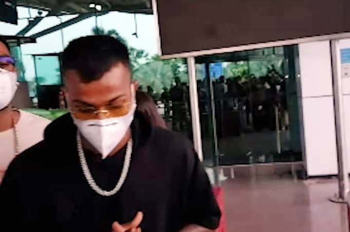 धोनी के बर्थडे पर रांची पहुंचे पंड्या ब्रदर्स, एयरपोर्ट पर दिखा ये अंदाज