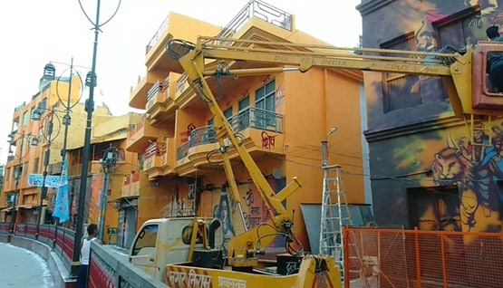 यूपी: मंत्री ने अपने मोहल्ले को भगवा में रंगवाया, विरोध करने वालों की पिटाई