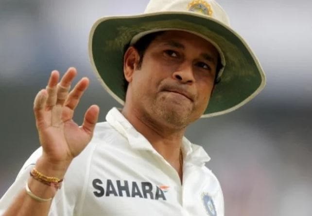 सचिन के कंधे पर लगी गेंद तो इस अंपायर ने दे दिया LBW, अब बताई वजह