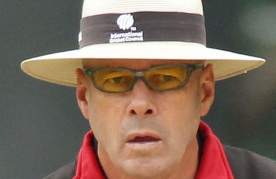 सचिन के कंधे पर लगी गेंद तो इस अंपायर ने दे दिया LBW, अब बताई वजह