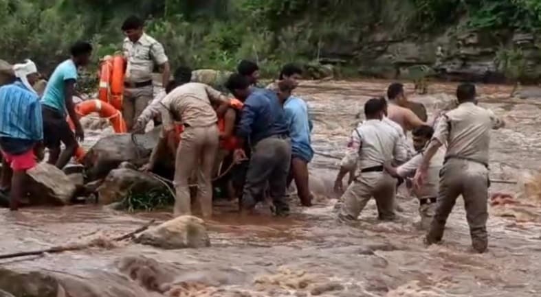 छिंदवाड़ा में सेल्फी का शौक पड़ा भारी, नदी में फंसी दो लड़कियां