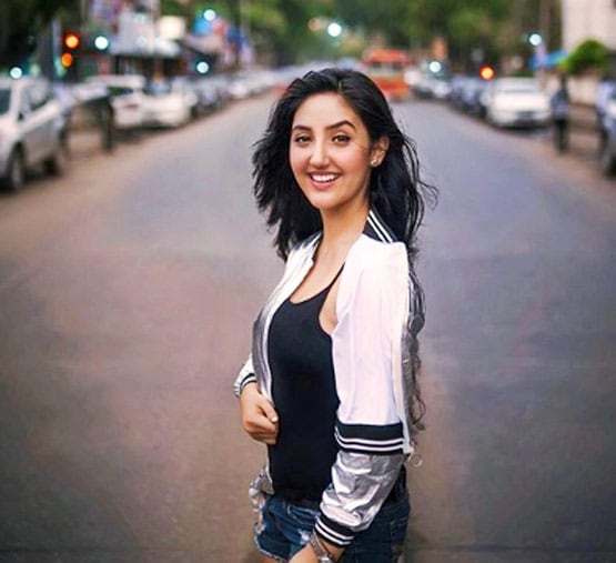 सेफ्टी के साथ स्टाइल, वायरल पटियाला बेब्स फेम अशनूर कौर का एयरपोर्ट लुक