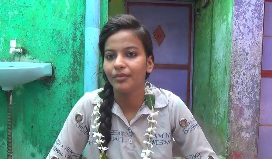 MP: पिता फुटपाथ पर बेचते हैं चप्पल, बेटी बनी 12वीं में 3rd टॉपर