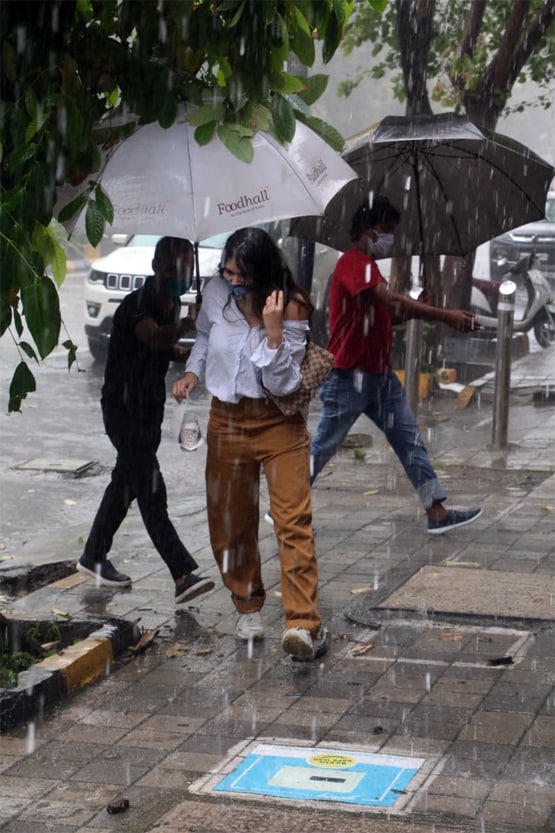 मुंबई की बारिश में गर्लफ्रेंड संग ग्रॉसरी शॉपिंग करने निकले अर्जुन रामपाल