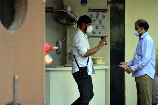 पिता जगदीप को अंतिम विदा देने पहुंचे जावेद जाफरी, संग दिखा परिवार