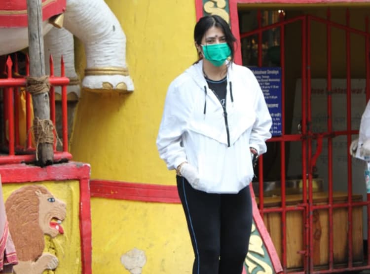 दर्शन करने मुक्तेश्वर मंदिर पहुंचीं टीवी क्वीन एकता कपूर, PHOTOS