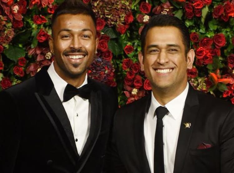 धोनी के बर्थडे पर रांची पहुंचे पंड्या ब्रदर्स, एयरपोर्ट पर दिखा ये अंदाज