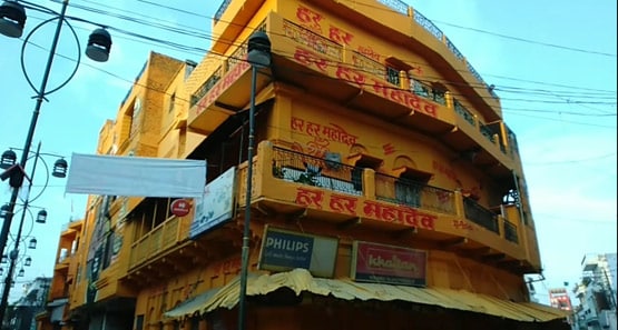 यूपी: मंत्री ने अपने मोहल्ले को भगवा में रंगवाया, विरोध करने वालों की पिटाई