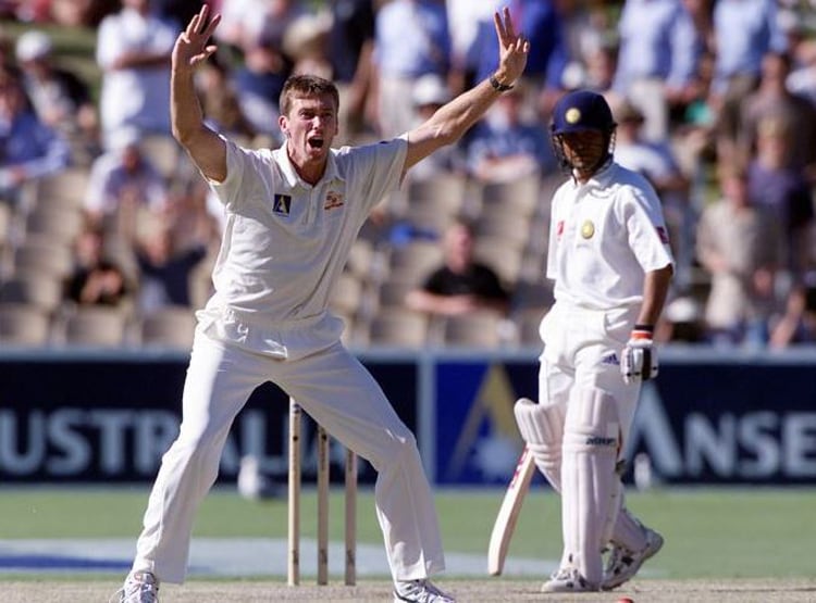 सचिन के कंधे पर लगी गेंद तो इस अंपायर ने दे दिया LBW, अब बताई वजह